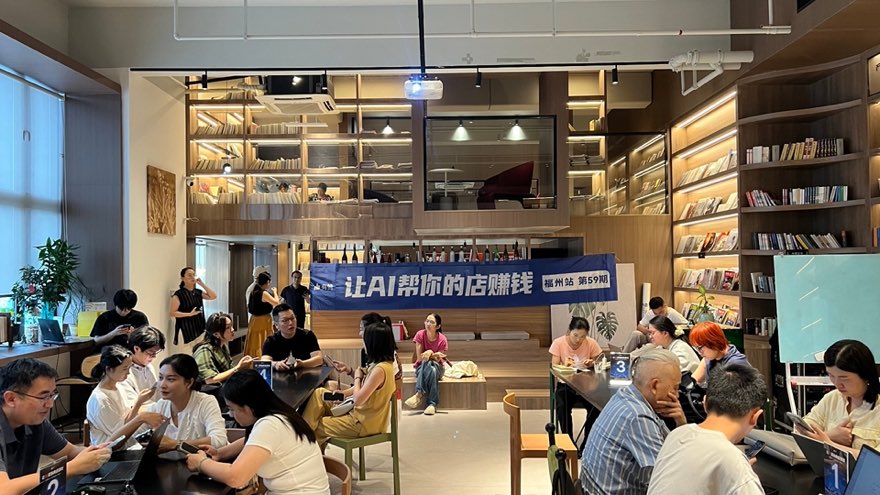 工作坊现场的有赞龙虾主题展架