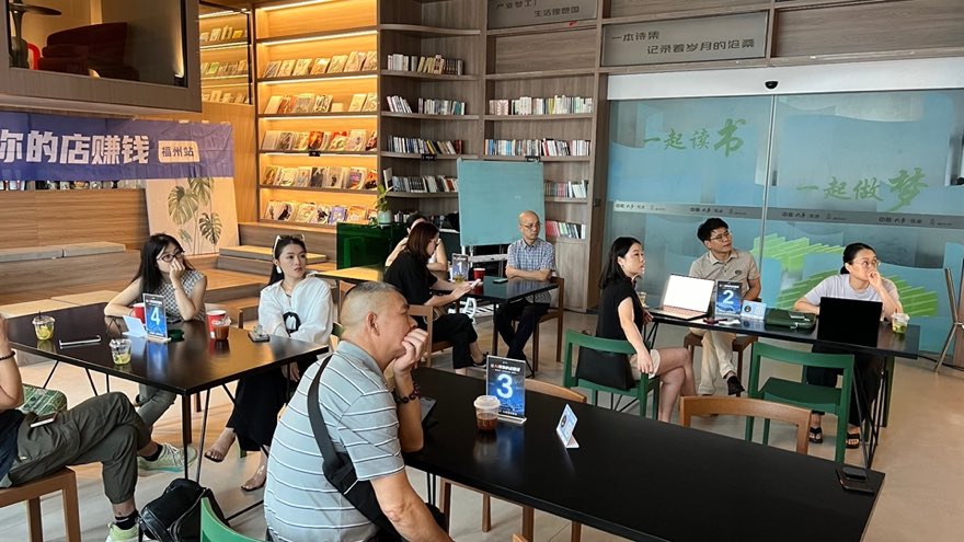 工作坊现场分组讨论与记录