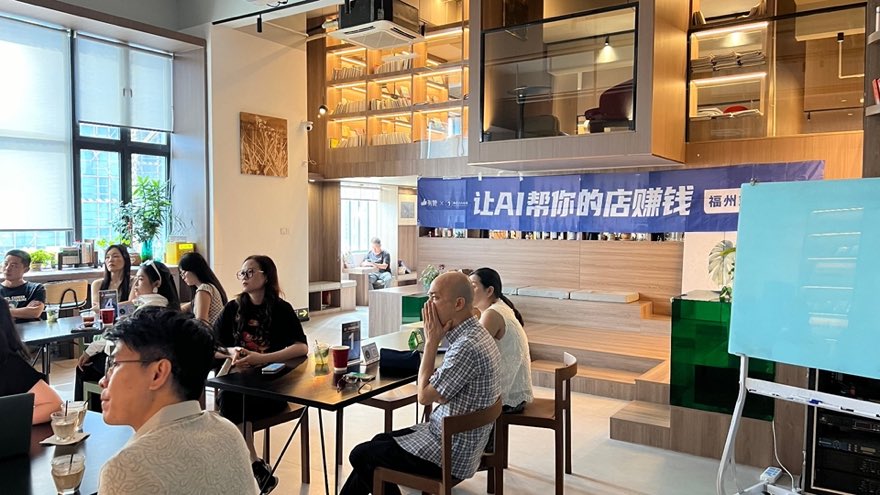 学员专注听讲与现场交流